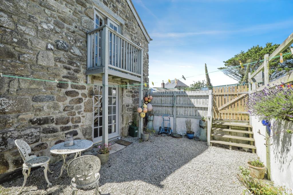 Lot: 72 - DETACHED BARN CONVERSION IN A LOVELY COUNTRYSIDE SETTING - Enclosed garden space area - photograph provided by seller